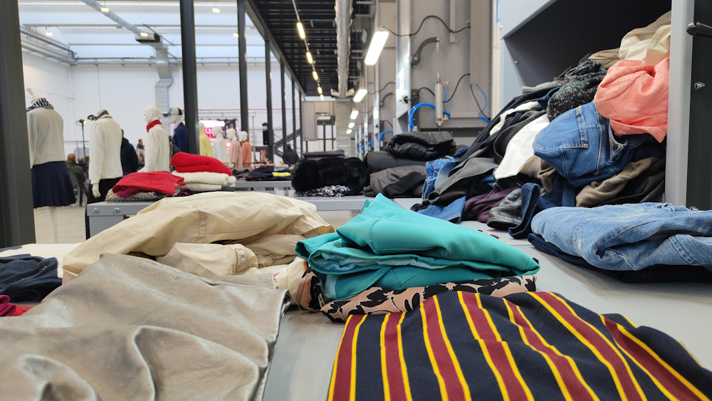 Inaugurato Textile Hub, il nuovo impianto per il recupero dei vestiti usati di Vesti Solidale